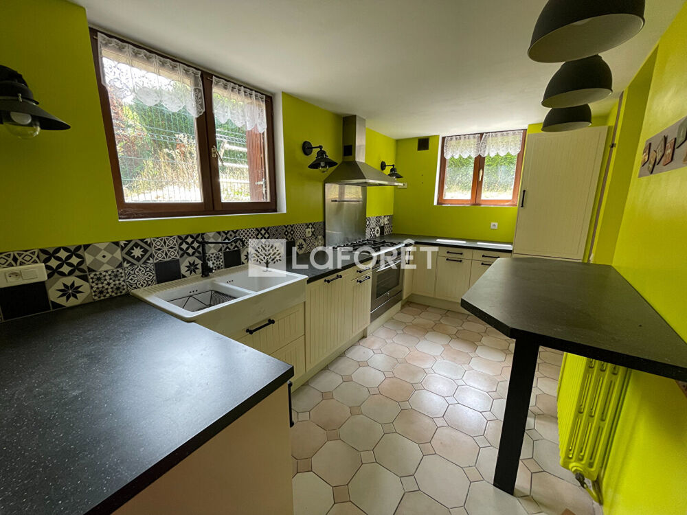 Au coeur de Mézières, Laforêt vous propose cette maison de 135.93 m².