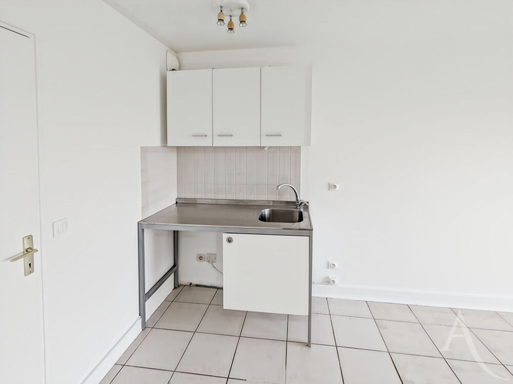 SAINTE GENEVIEVE DES BOIS : appartement F1 (26 m²) en location