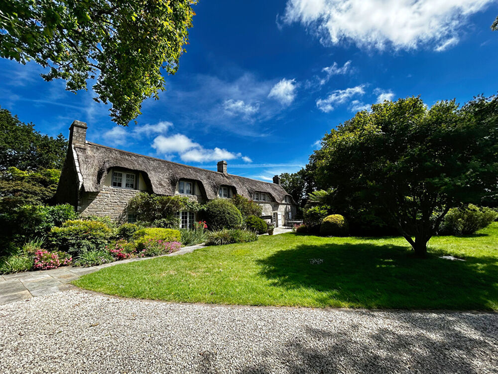 Vente Maison FINISTÈRE: Pluguffan. Exceptionnelle chaumière de prestige entièrement rénovée avec dépendances et terrain piscinable. Quimper