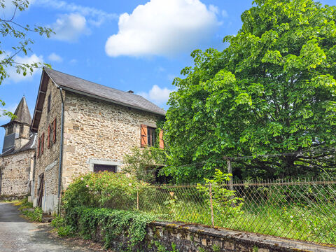   CORRÈZE. Le Lonzac. Maison en pierre partiellement rénovée avec une grande terrasse couverte et un jardin de 232 m². Maison - 6 pièce(s) - 80 m²