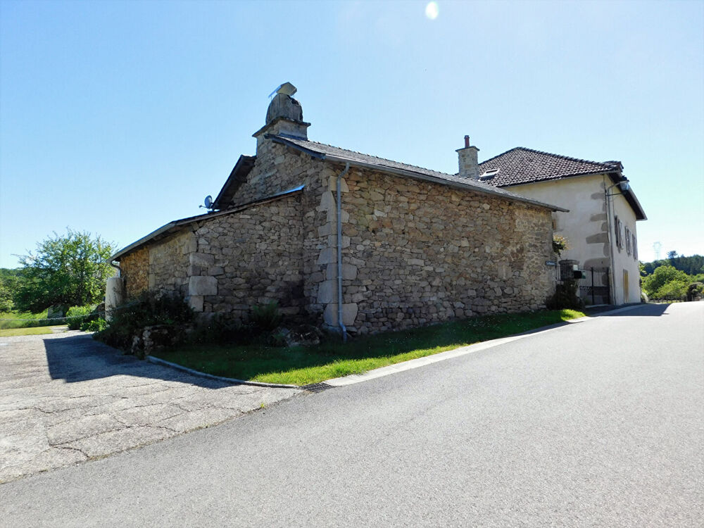 CORREZE. St Julien le Pelerin. Magnifique maison en pierre de 3 chambres avec gîte, grange avec écuries et terrain de 28 270 m².