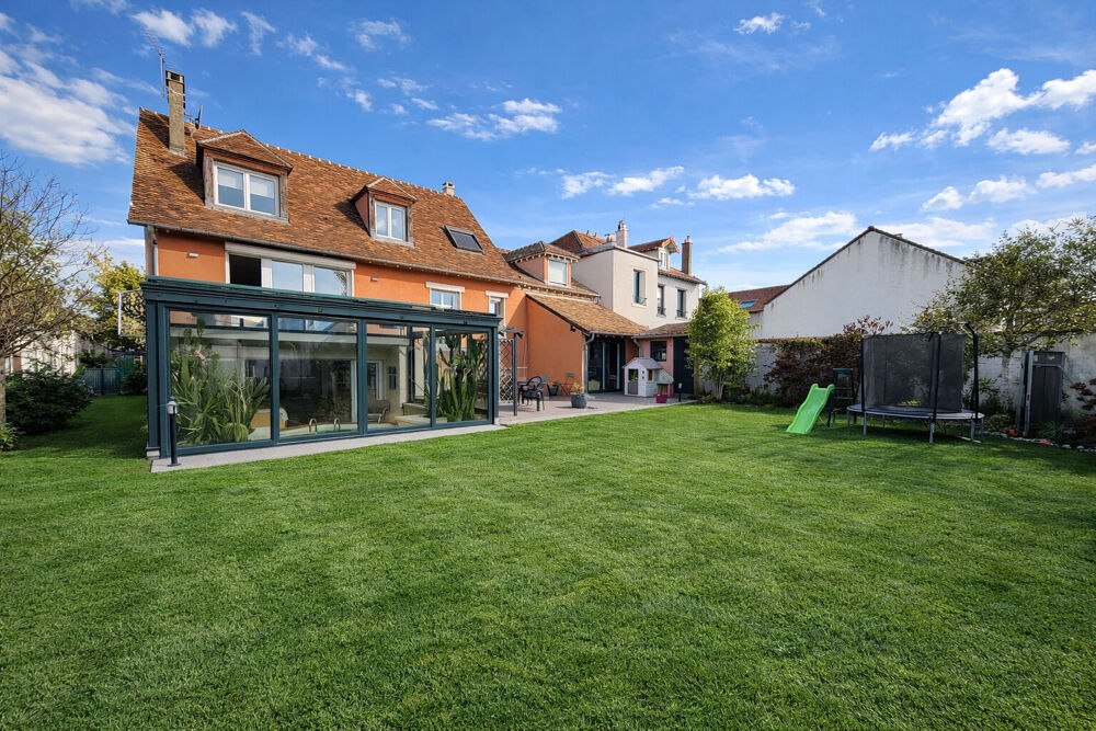 Maison familiale atypique avec piscine intérieure et espace bien-être - Torcy
