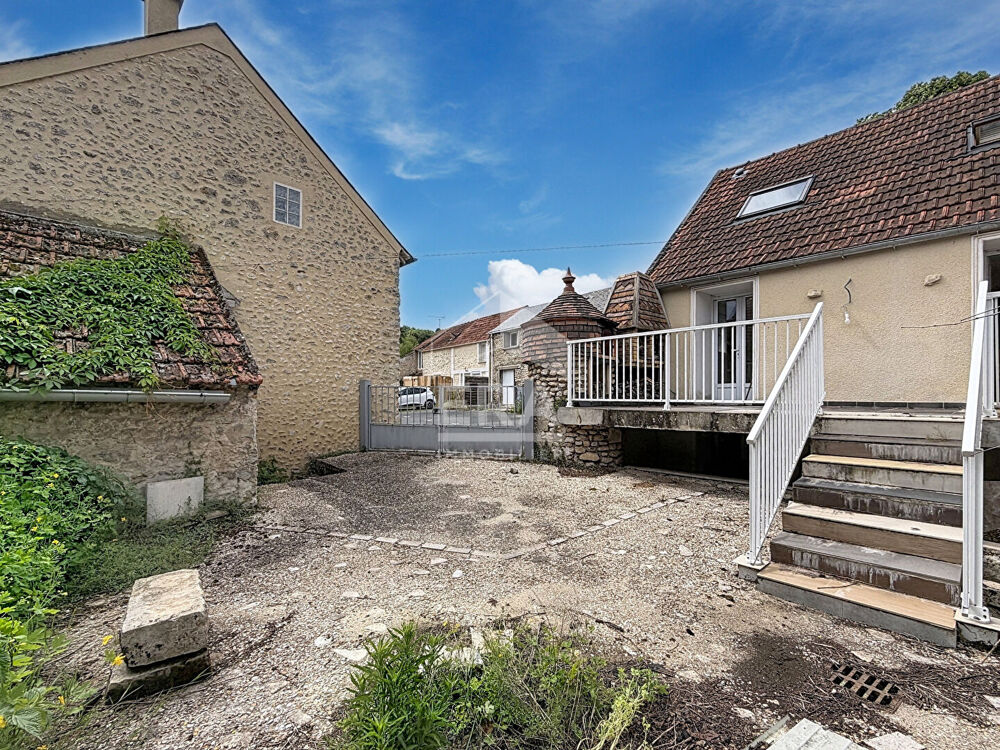 À vendre Maison avec cour, terrasse et annexes