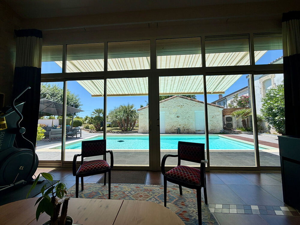 Magnifique Charentaise rénovée avec piscine, sans travaux, au calme, grande pièce de vie de 75 m²