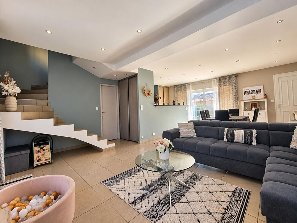 Vente Maison MAISON 4 PIÈCES - 83 M² - 3 CHAMBRES - GARAGE 70 M² - 2 TERRASSES - PIERRERUE Pierrerue