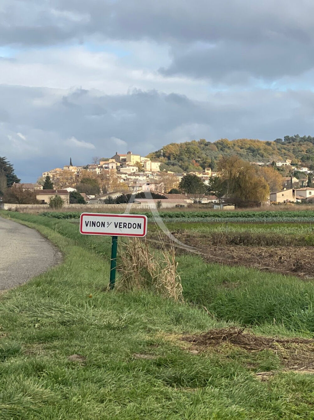   VENTE MURS 80m2 POUR COMMERCE TERRASSE AXE PRINCIPAL VINON SUR VERDON 