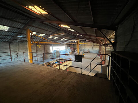   VOUILLE - ENTREPÔT - LOCAL INDUSTRIEL - 810m² 