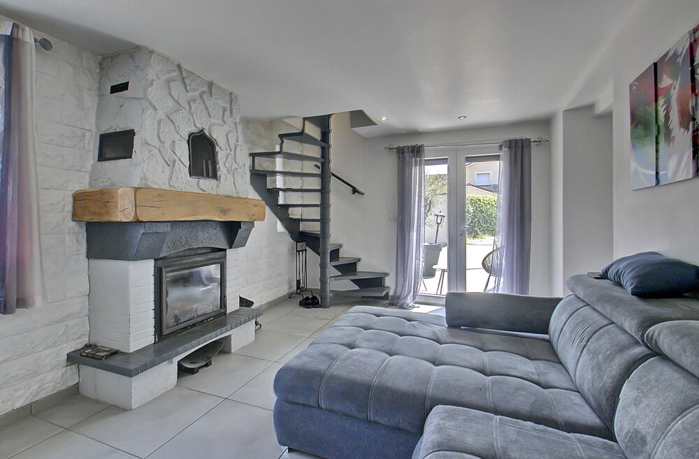 Vente Maison Janneyrias, maison de charme rénovée avec goût Janneyrias