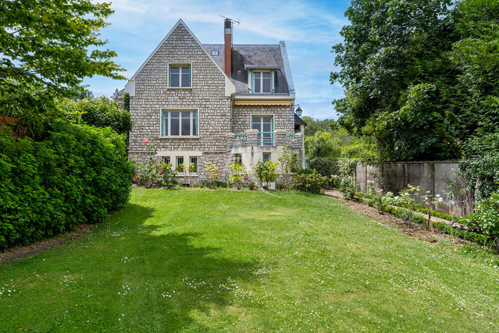 Belle propriété VAUREAL VILLAGE sur 1093 m2 de terrain.