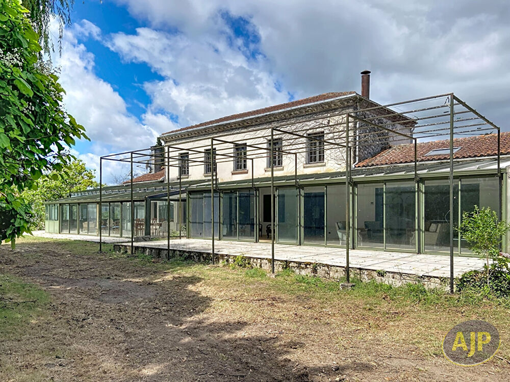 Vente Villa Ensemble immobilier de caractère au coeur d'un port de pêche typique du Médoc! Saint christoly medoc