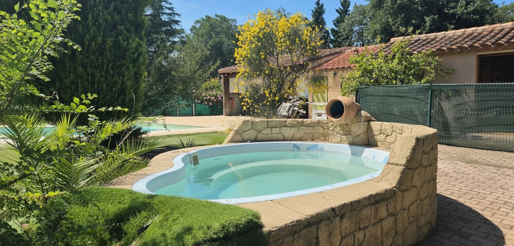 domaine avec Gîtes, deux maisons et roulotte.