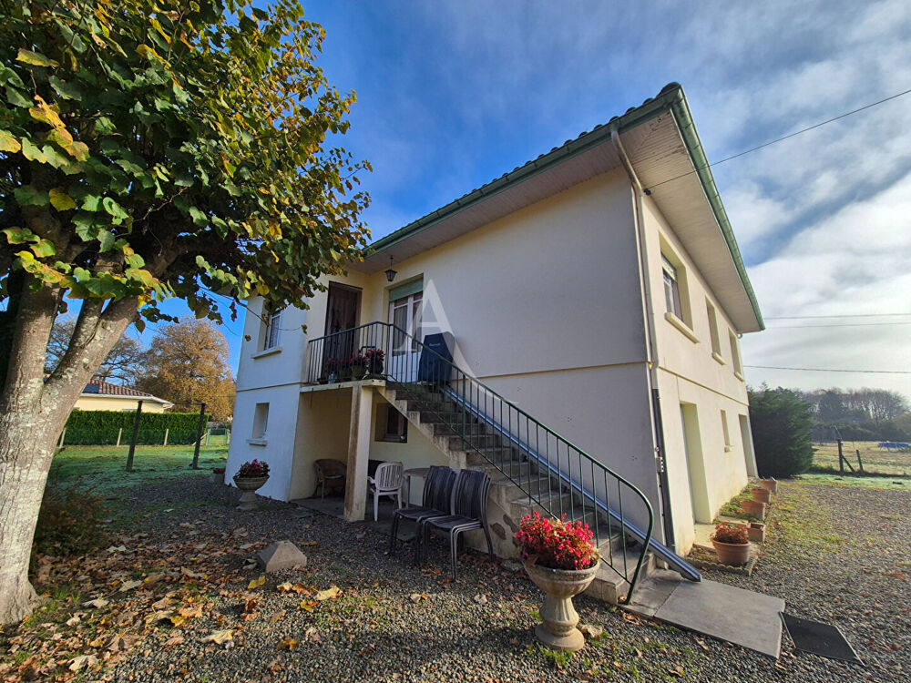 Une maison familiale pleine de potentiel sur un grand terrain clôturé? à découvrir sans tarder !
