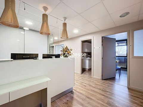 Exclusivit&eacute; l'Adresse Immobilier - Local professionnel 97.80m&sup2;  avec 2 places de parkings en Sous-sol - Place Bombail 239000 31830 Plaisance du touch