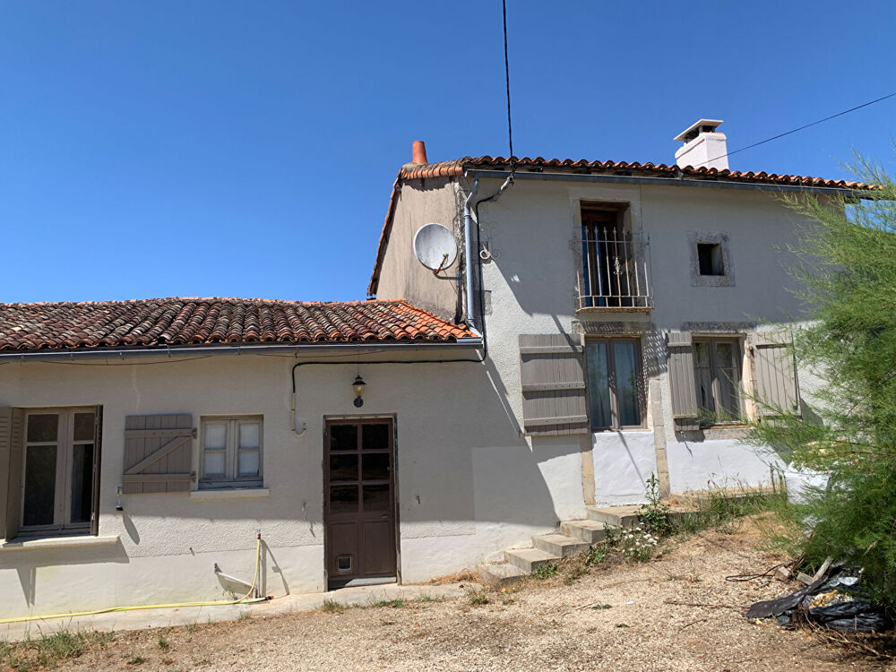 VIENNE - Proche Savigné, Charmante maison 3 chambres, dépendances et terrain.
