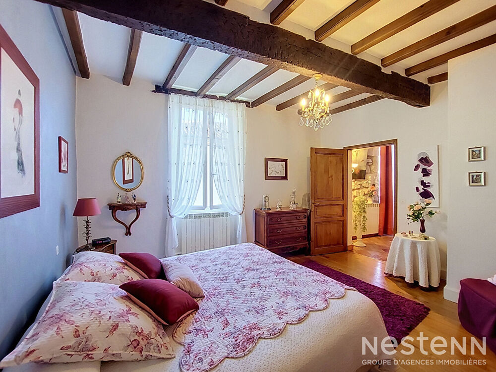 Vente Maison A vendre Maison de village en pierre de 173 m² avec garage et petit extérieur au coeur du village. La sauvetat
