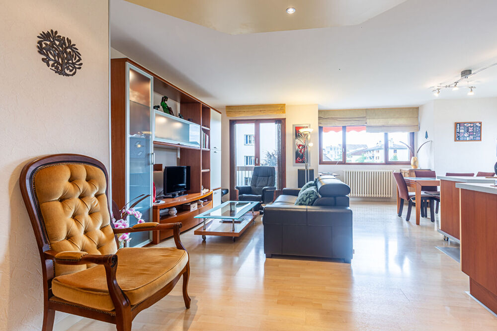 AGENCE IMMOBILIERE LAFORET - "TOURNESOL" - ANNECY - APPARTEMENT T3 TRAVERSANT de 73.59m² - BALCONS - CAVE - GARAGE en option