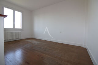  Appartement à louer 3 pièces 84 m²