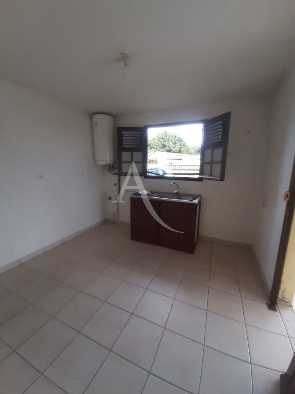 Location Maison Maison Le Lamentin (Pelletier) 3 pièce(s) 64.94 m2 location à usage exclusivement professionnel Le lamentin
