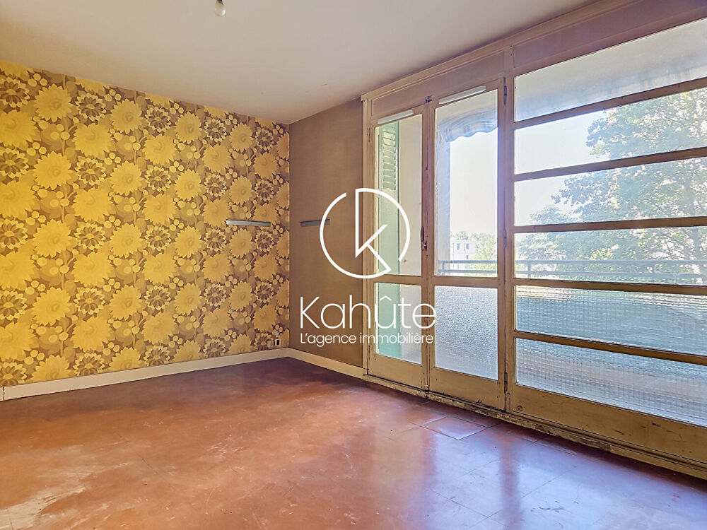 Tout à pied pour ce T3 à Lyon de 57 m2 avec balcon