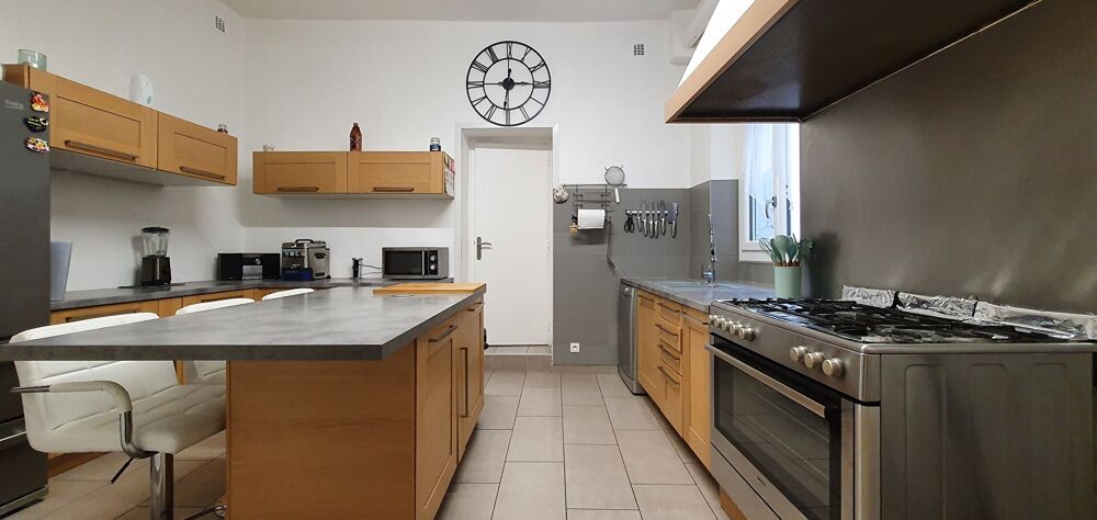   Murs commerciaux + Appartement T3 pour 132 m² Soucieu en jarrest