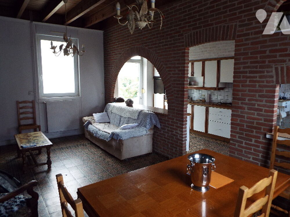 Maison mitoyenne comprenant 2 logements bâtie sur une parcelle de 2183m².
