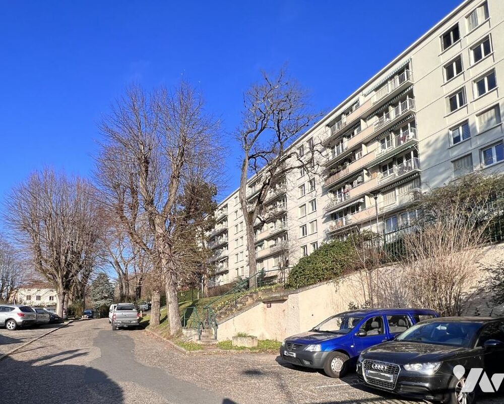 Caluire Bord de Saône, T4 deux chambres de 65,70 m² à rénover avec garage et cave.