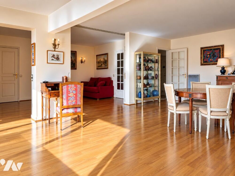 Vente Appartement Paris 15e – Cambronne – Appartement familial 119 m² – Vue dégagée – Parking – À rafraichir. Paris 15