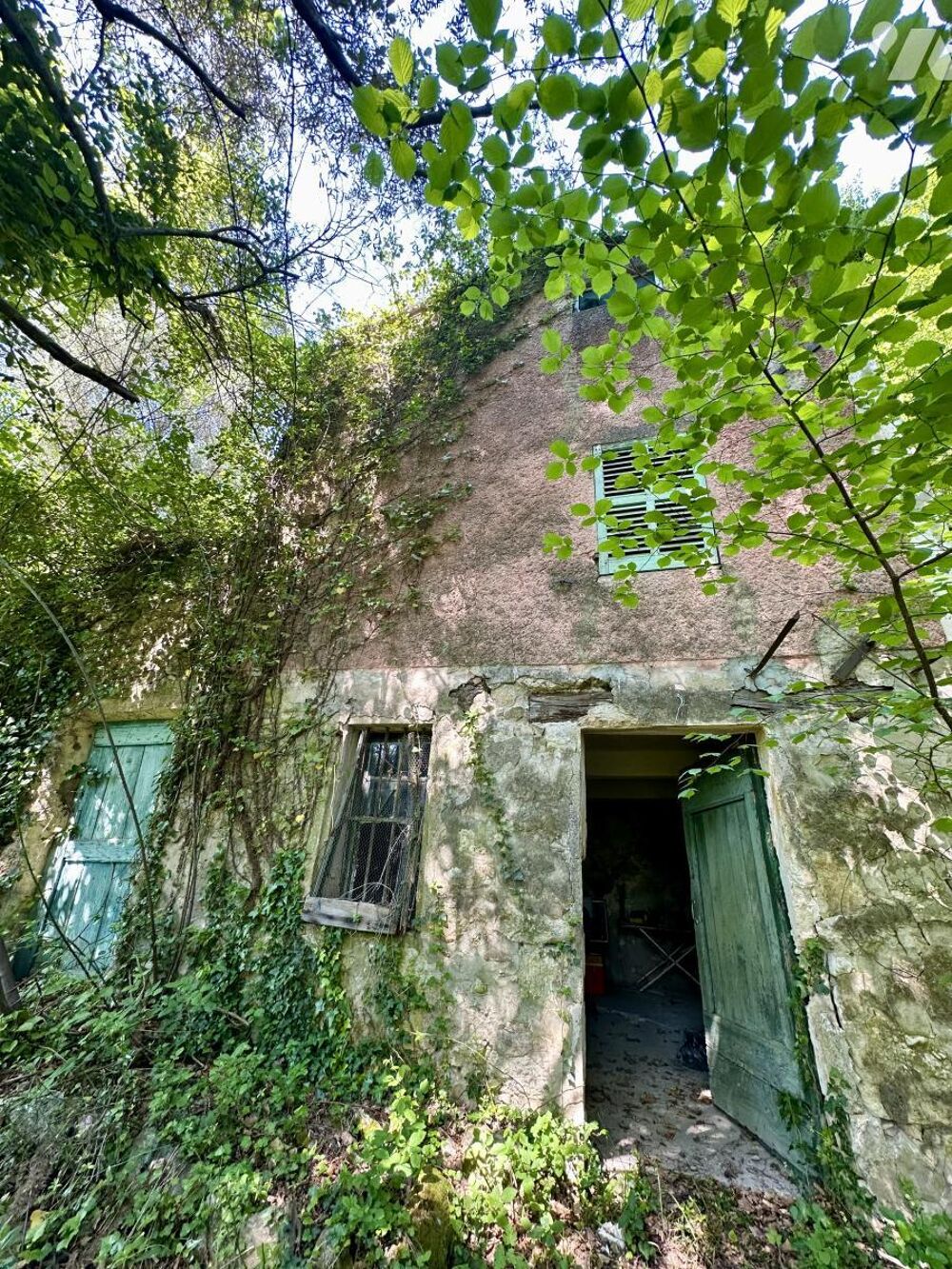 TOURRETTES SUR LOUP - MAS A RENOVER AVEC 10 000M² DE TERRAINS