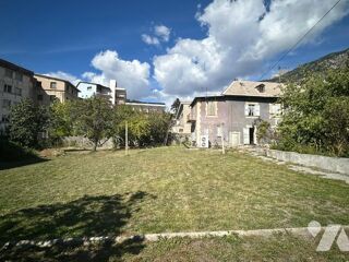 Vente Maison Maison + dépendances à rénover – Fort potentiel en centre-ville – Terrain entièrement constructible Briançon