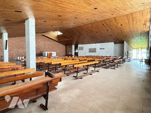   Grenoble, bâtiment de 1 335 m², ancienne église offrant volumes et potentiel pour projets ambitieux. 