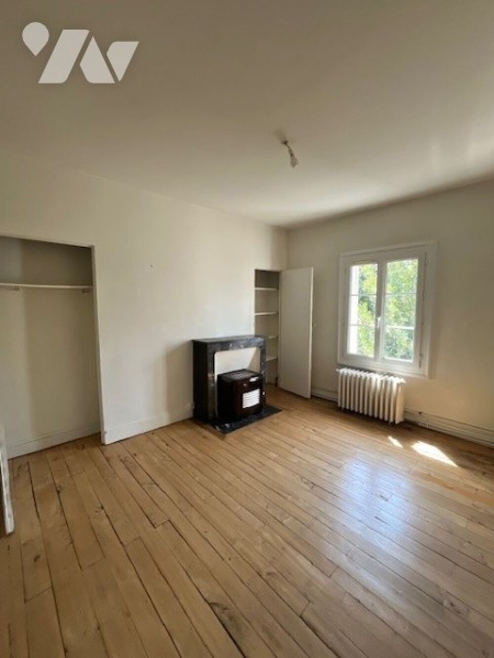 Maison à Tours de 83,39 m² comprenant quatre pièces dont deux chambres.