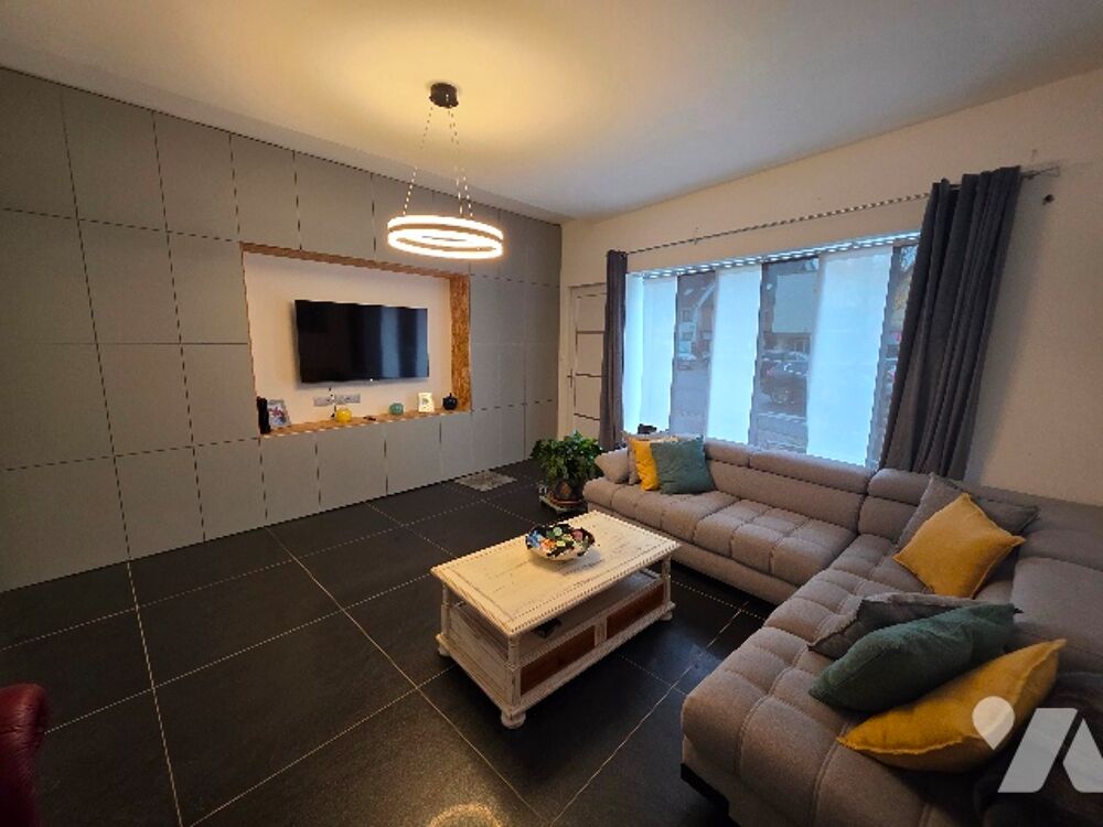 Maison mitoyenne sur la place de LUMBRES d'environ 130m² habitables