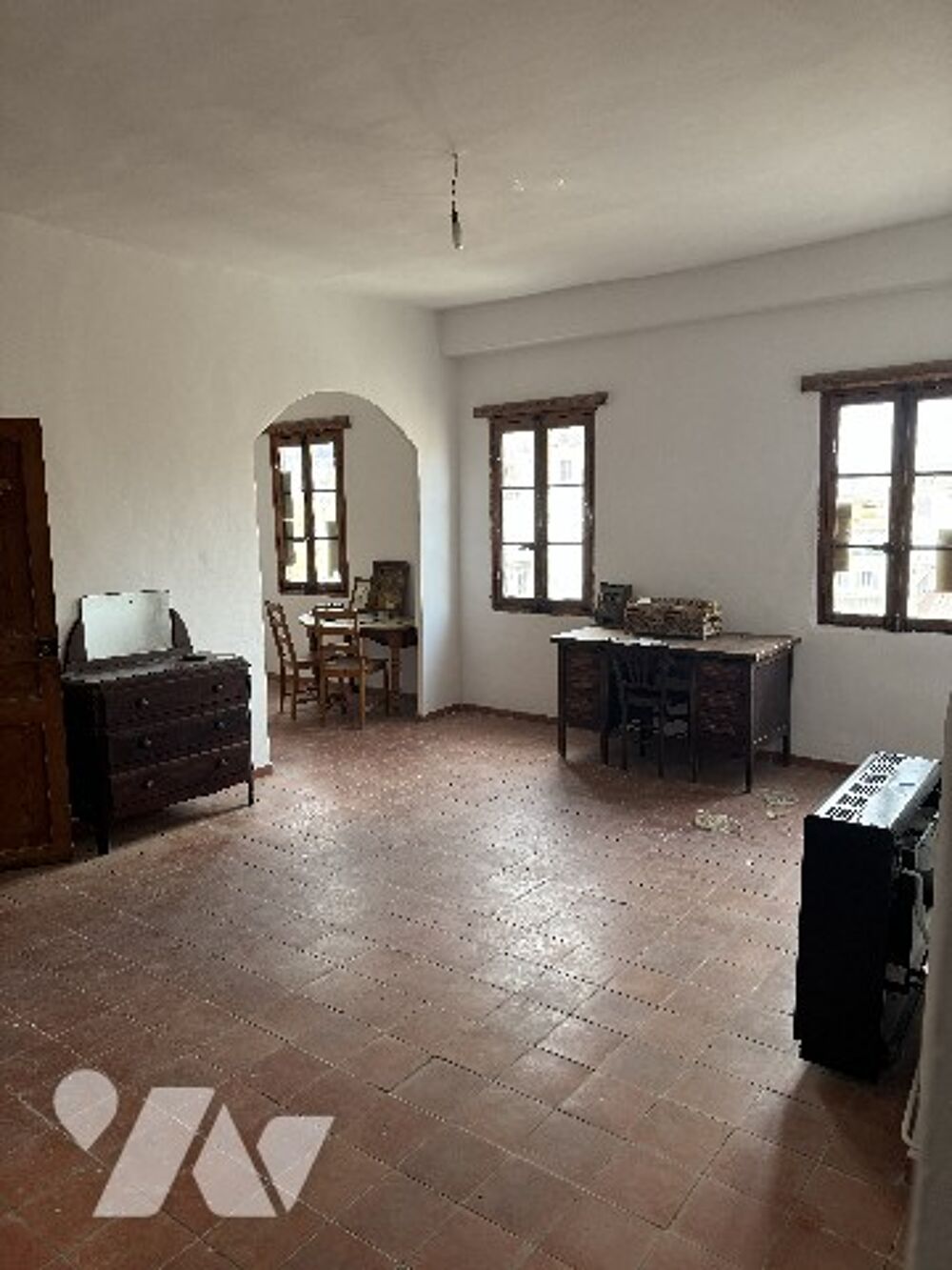 Vente Appartement Un appartement de type III à rénover, situé au 3ème étage, avec 3 caves en sous-sol. Marseille 1