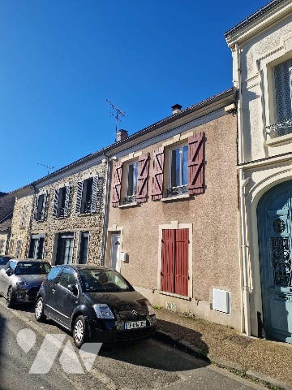 Maison rénovée 143 m² à Bonnelles, 4 chambres, jardin, charme et confort moderne.
