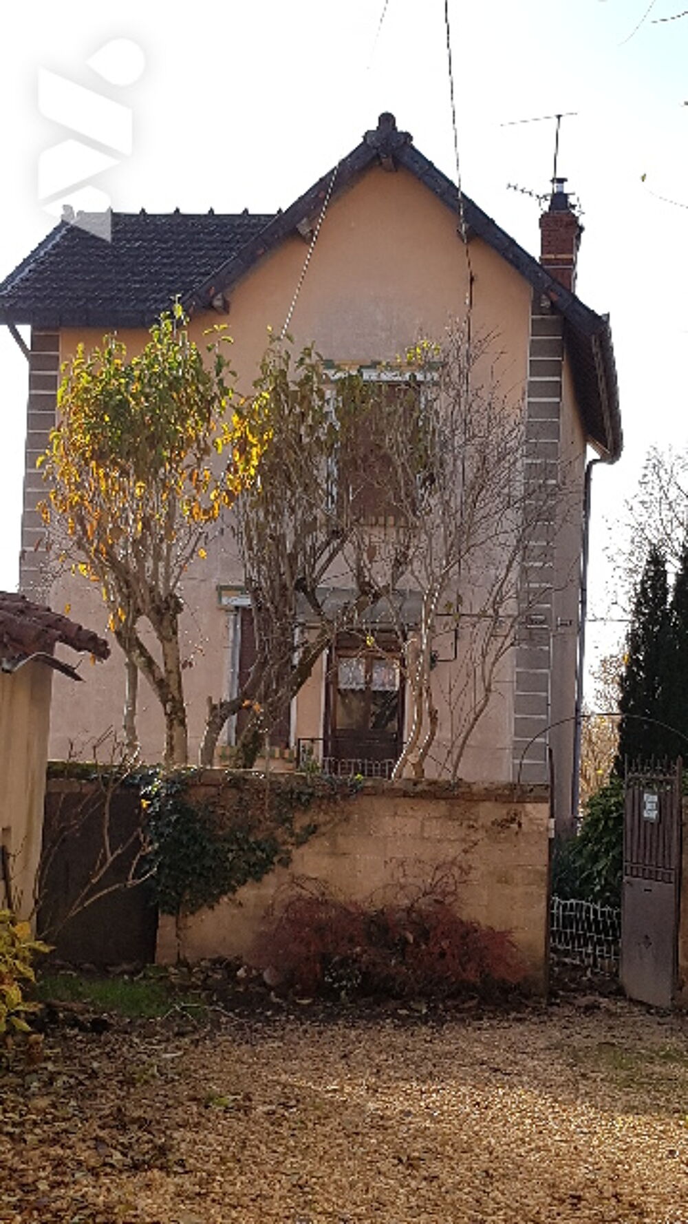 Maison à rénover à LOUHANS de 62 m² comprenant quatre pièces dont deux chambres.