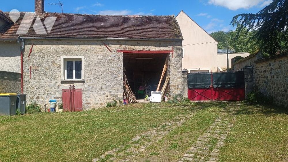 À 15 mn de la gare de Montereau, maison en pierre de 4 pièces, 94 m² habitable sur 373 m² de jardin.