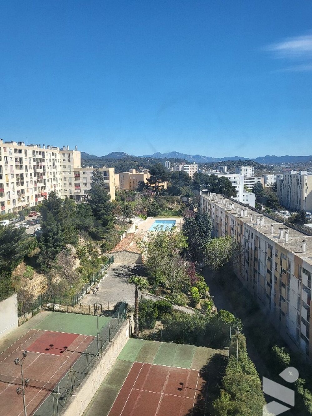Vente Appartement Résidence la Grognarde Type 5 bel appartement  Dans la tour au huitième étage  4 chambres Marseille 10