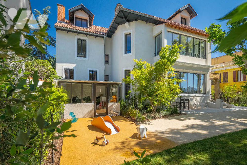 Vente Maison Un hôtel particulier d'environ : 441 m², élevé de deux étages sur rdc et rdj. Usage : crèche. Marseille 8