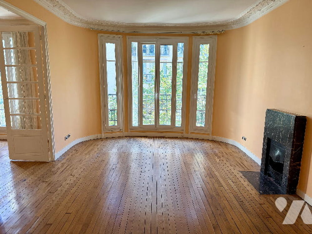 Vente Appartement Appartement à Paris 15 de 118.67m² comprenant quatre pièces principales avec cave et parkings. Paris 15