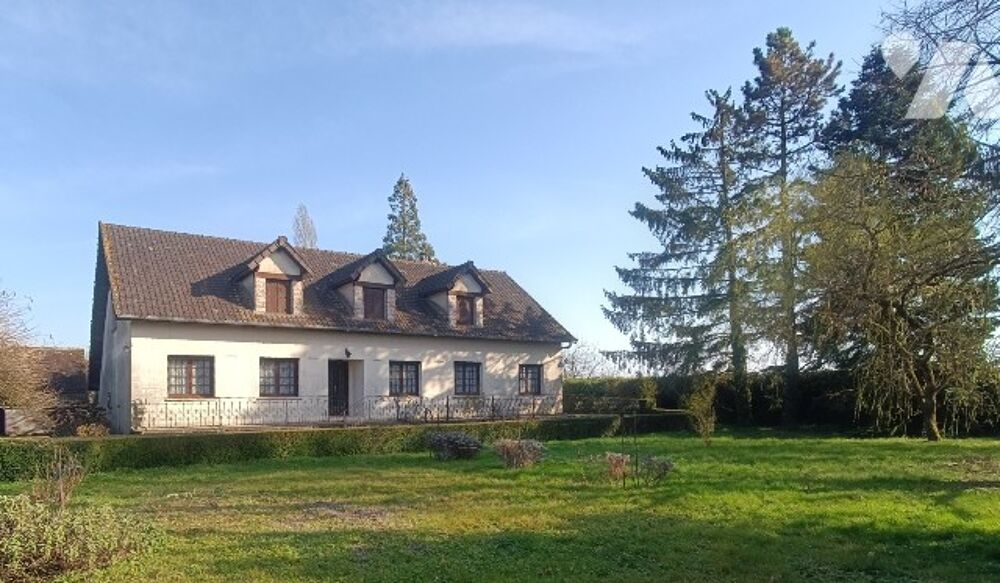 A la campagne Pavillon familiale de 245 m², 12 pièces, 7 chambres, 3 104 m² de jardin clos.