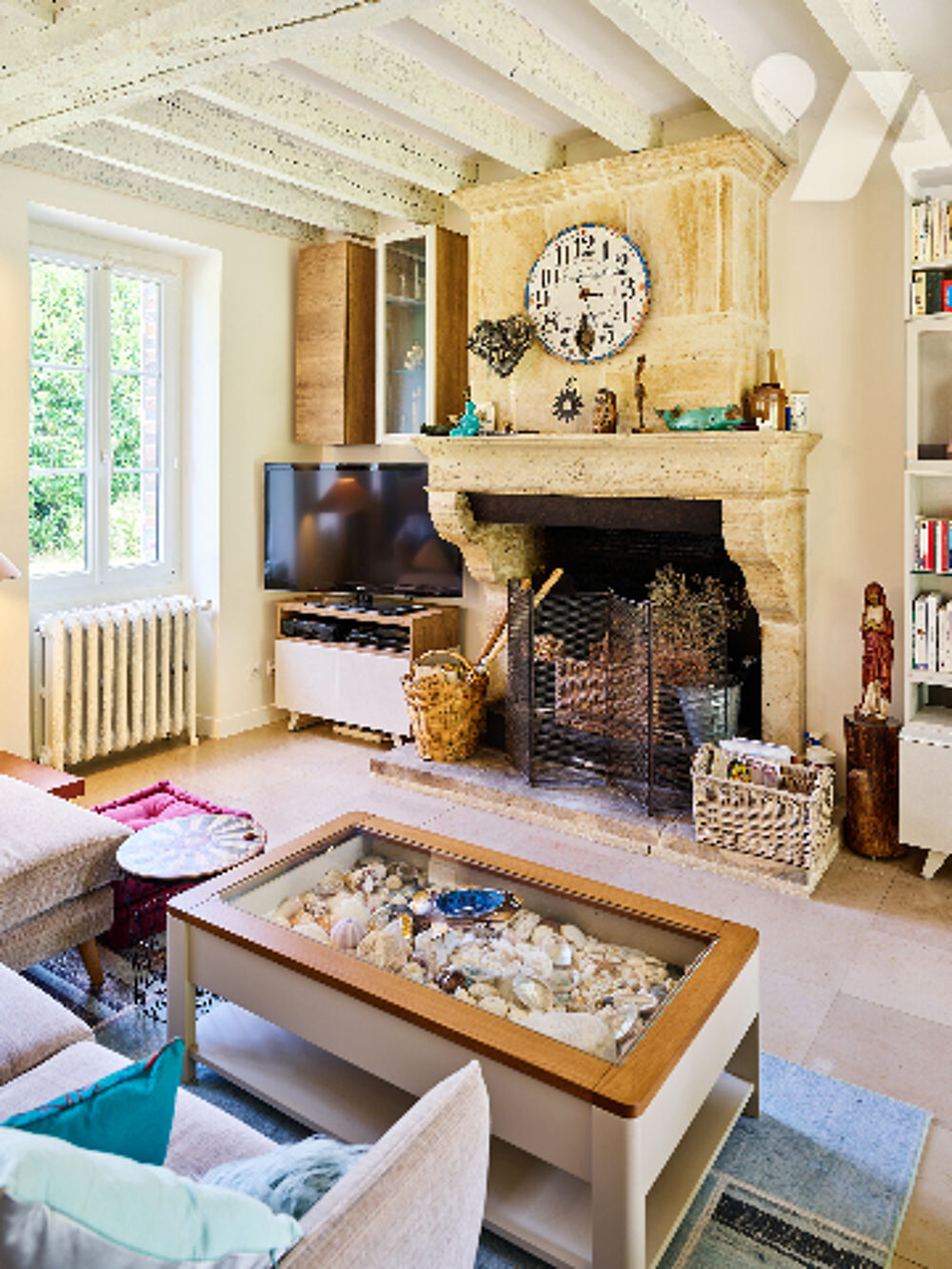 Lorrez-le-Bocage, 2 habitations, 8 pièces, piscine couverte, dépendances sur 6 453 m² de jardin.