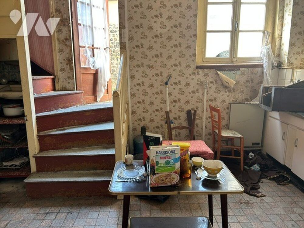 Maison à rénover entièrement située dans un quartier historique de la ville.