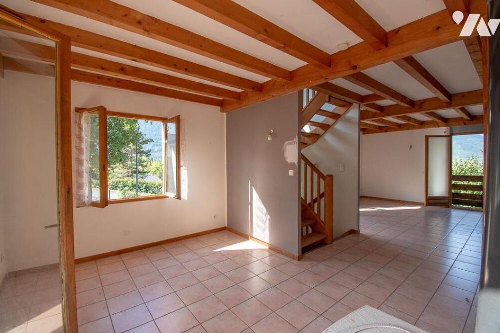 Maison individuelle 7 pièces  124,44 m² habitables  5 chambres & Grand garage  SAINT-JULIEN-MONT-