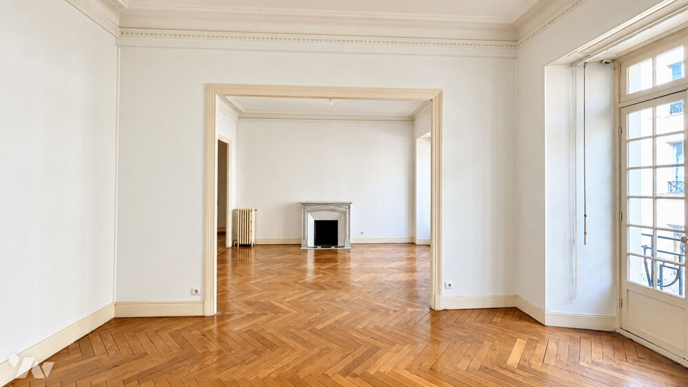 Nice Centre  Appartement bourgeois dexception, 152 m² Carrez  4 chambres. Balcon et cave.