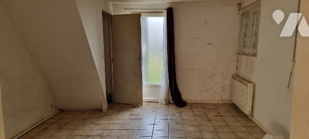 Vente Maison Maison à rénover avec jardin clos, dépendance et panneaux solaires : Corvées-les-yys