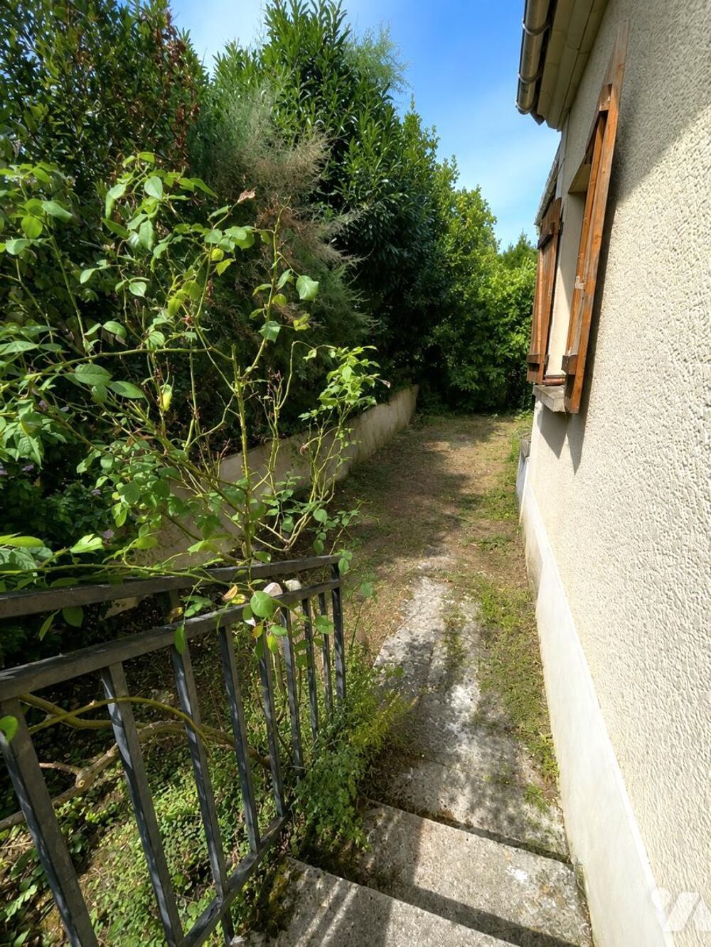 PROCHE CENTRE-VILLE  MAISON INDIVIDUELLE DE PLAIN-PIED  JARDIN  CAVE  COMBLES AMÉNAGEABLES