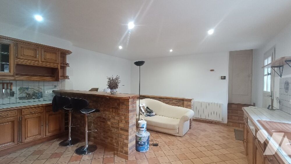 A10 km d'une gare, maison en pierre de 4 pièces, 140 m² habitable sur 366 m² de jardin clos.