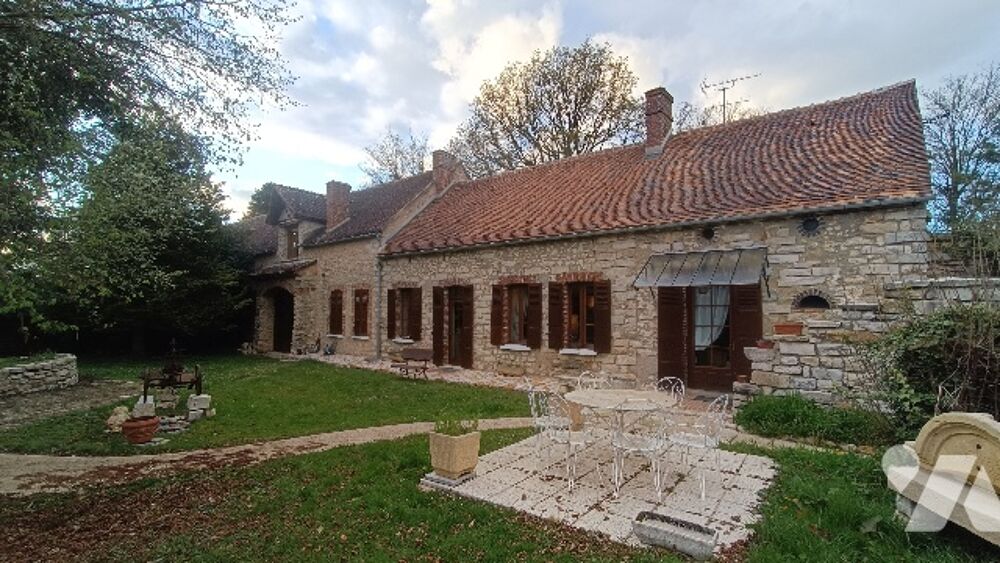 Vente Maison Maison en pierre, 7 pièces, 4 chambres, dépendances l'ensemble sur 2 070 m² de jardin. Villemaréchal