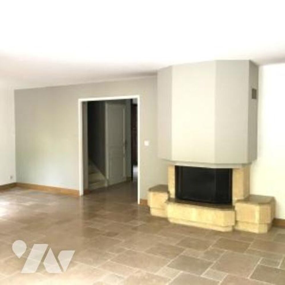 Coeur du vieux village de Montfort l'Amaury - Maison de 142 M² avec jardinet, terrasse et garage.