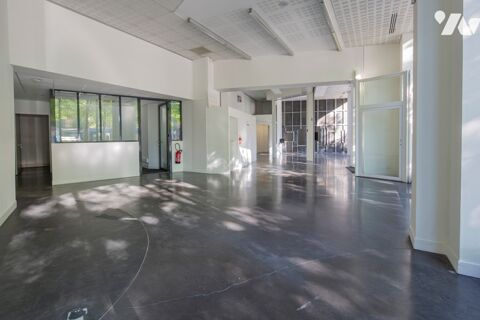  Immeuble à usage commercial 500 m² utiles env. et 501 m² env. de surfaces annexes 